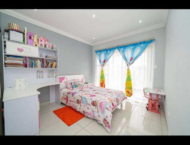 4 BEDROOM FREESTANDING FOR SALE IN HELDERWYK